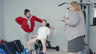 BBW pussy sharing threesome at the gym