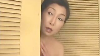 Mature Japanese wife gets fucked anent the wash one's hands